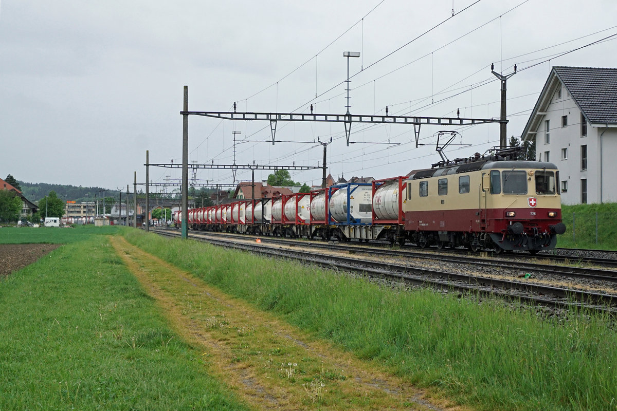 Die Re 4/4 II 11393 aus dem Jahre 1984 von IRSI mit TEE-Anstrich. Die frisch revidierte Re 421 393-0 mit leerem Sirup Containerzug in Aarberg auf die Abfahrt nach Islikon wartend am 30. April 2020.
Dieser 30. April war für die TEE-Lok ein ganz besonderer Tag trotz starkem Regen. Erstmals war sie mit einem imposanten Güterzug unterwegs.
Foto: Walter Ruetsch