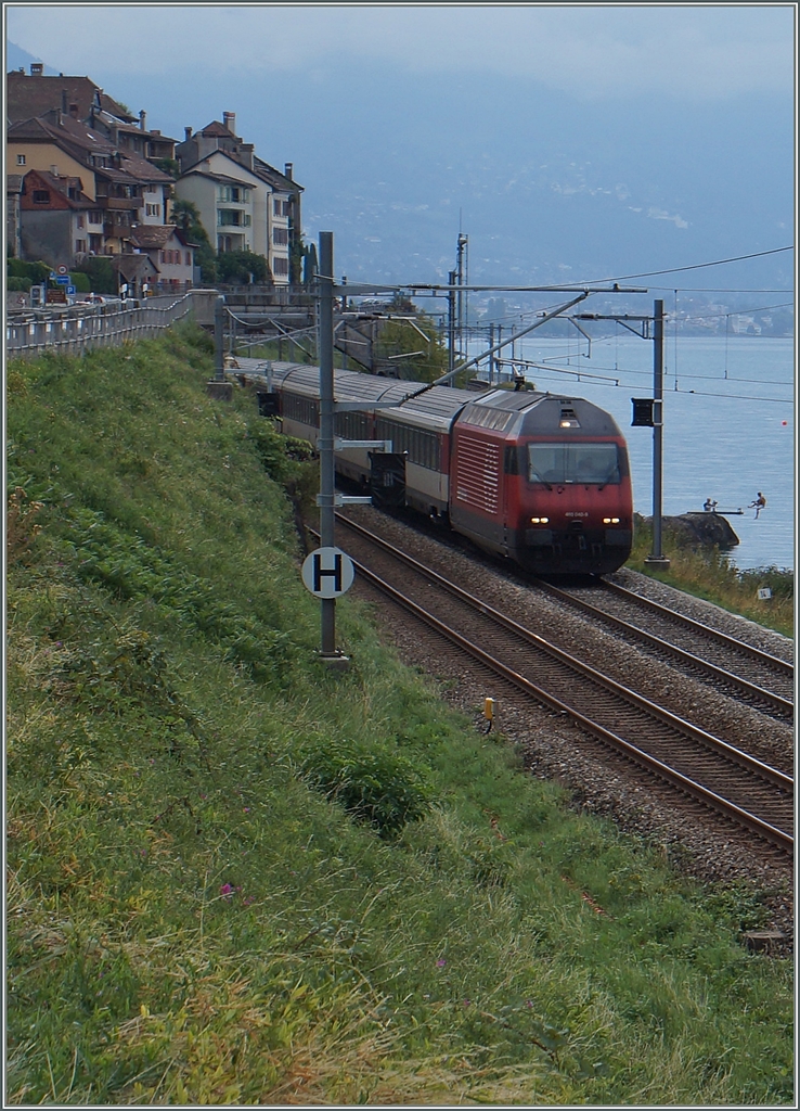 Die Re 460 045-6 mit einem IR bei St-Saphorin wäre ein wenig ein langweiliges Motiv: Der Grund des Bildes sind einerseits der  Sänger  ganz rechts im Bild und andereseits die noch eingehüllten Tafeln an den Fahrleitungsmasten welche für die nächste Zukunft Sicherheit und Fortschritt verkünden.
18. Aug. 2015