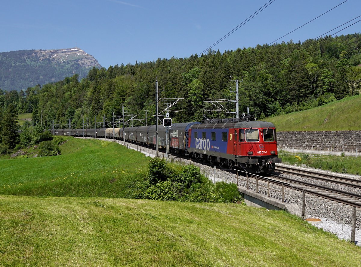 Die Re 620 011 mit einem Stahlzug am 01.06.2019 unterwegs bei Arth-Goldau.