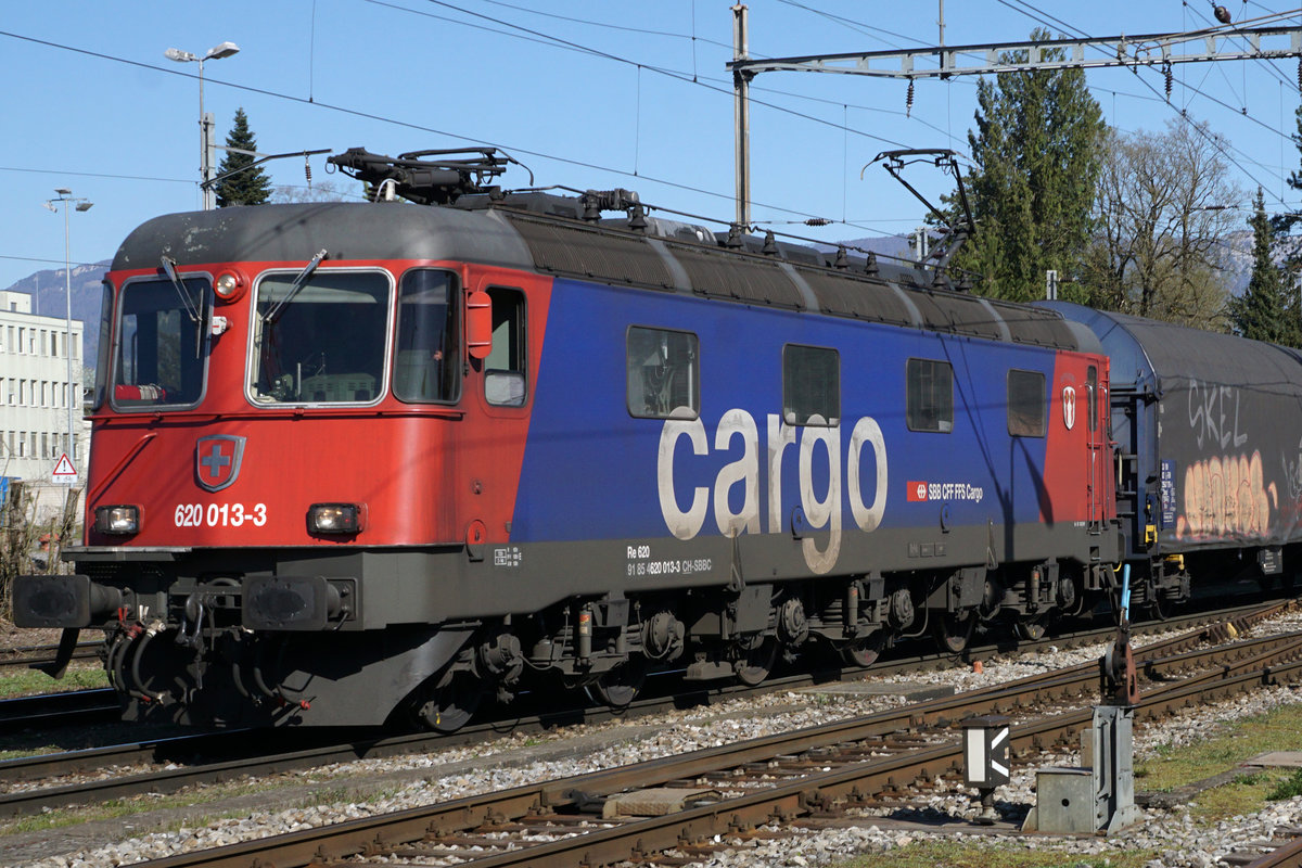 Die Re 620 013-3  RAPPERSWIL  brachte am 24. März 2020 den 62126 RBL-GLF zur Stahl AG in Gerlafingen, wo nach der Ankunft einige Impressionen verewigt werden konnten.
Besondere Beachtung gilt der historischen und in der Schweiz sehr seltenen Handweiche im Vordergrund.
Foto: Walter Ruetsch 