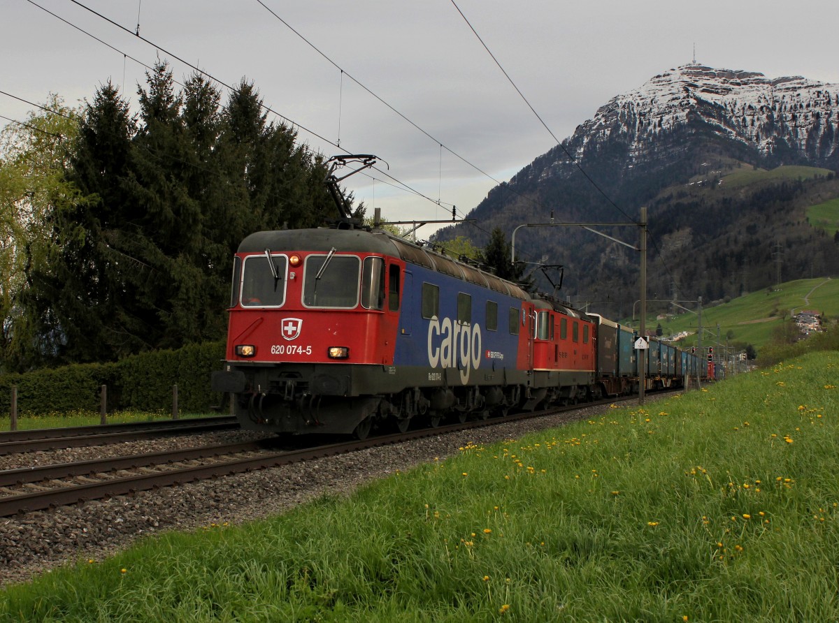 Die Re 620 074 und die Re 4/4 11349 mit einem Containerzug am 25.04.2012 unterwegs bei  Immensee.