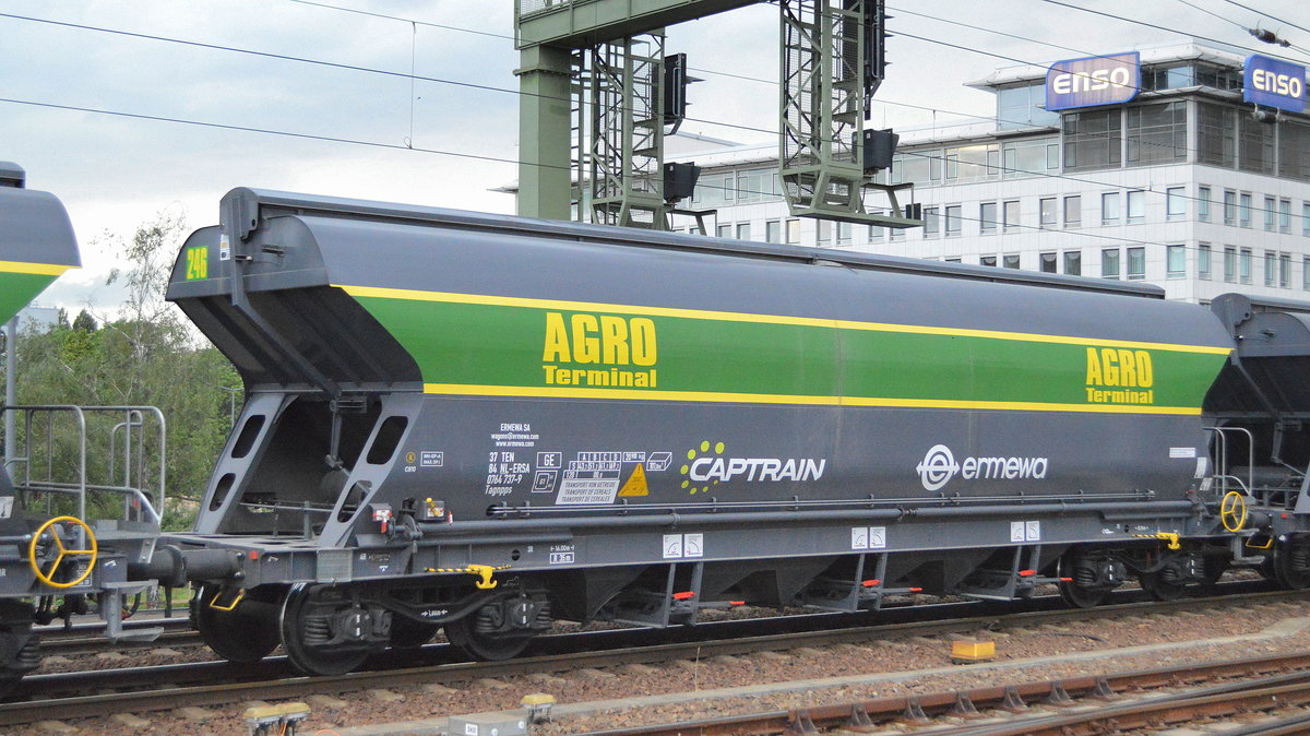 Die relativ neuen Drehgestell-Schüttgutwagen mit Schwenkdach und dosierbarer Schwerkraftentladung zum Transport von Getreide für die Fa. AGRO-Terminal Heidenau vom Einsteller ERMEWA SA transportiert durch CAPTRAIN/ITL. Im BIld der Wagen mit der Nr. 37 TEN 84 NL-ERSA 0764 737-9 Tagnpps Aufschrift: AGRO TERMINAL Logo ermewa/CAPTRAIN am 12.06.19 Dresden Hbf.