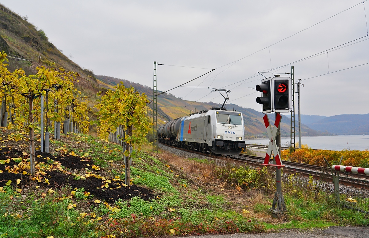 Die von Retrack angemietete Railpool-186 538-5 zieht einen Kesselwagenzug entlang des Bopparder Hamms in Richtung Süden