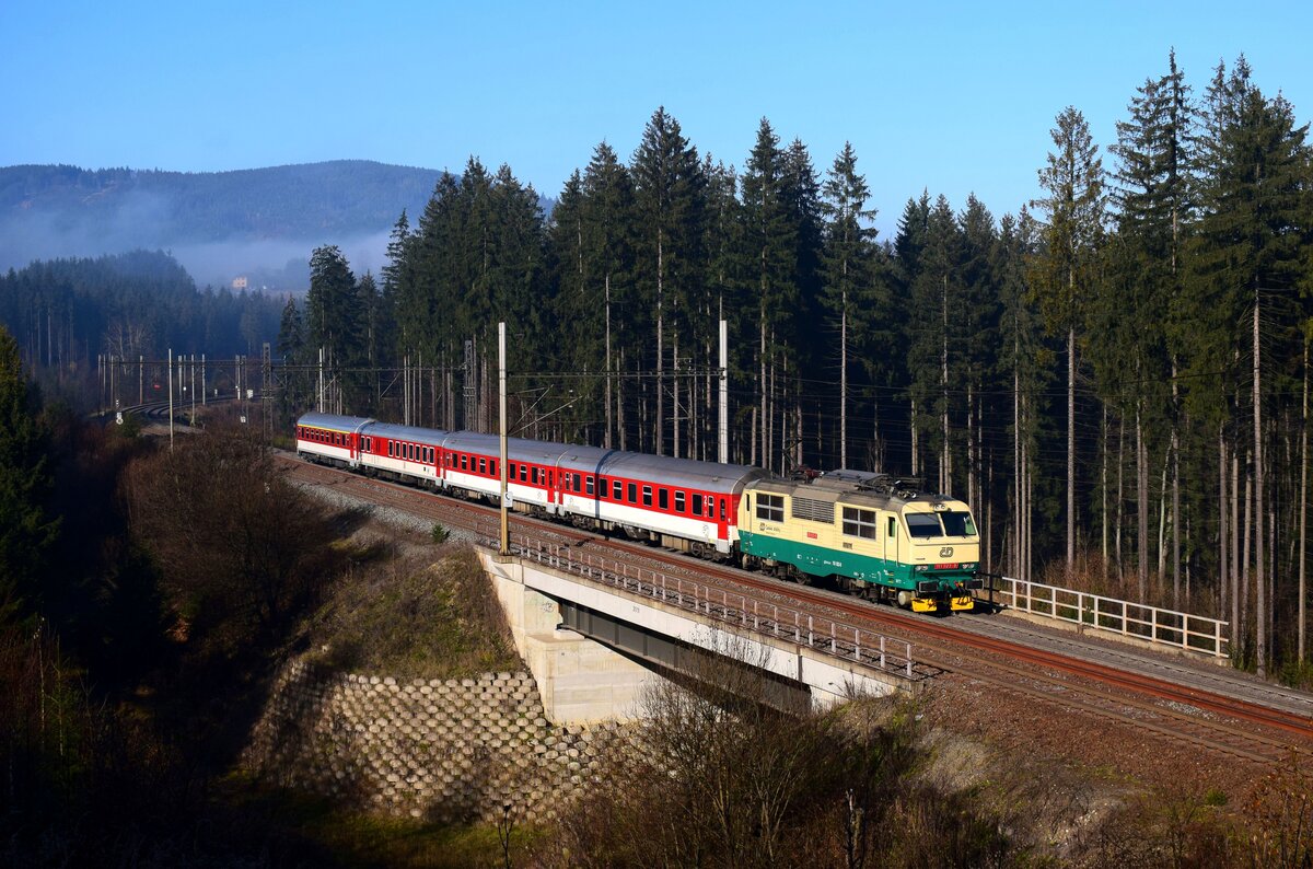 Die retrolackierte Banane 151 023 erreicht die tschechisch-slowakische Grenze mit dem Zug R345 bei Svrčinovec.
09.11.2024.