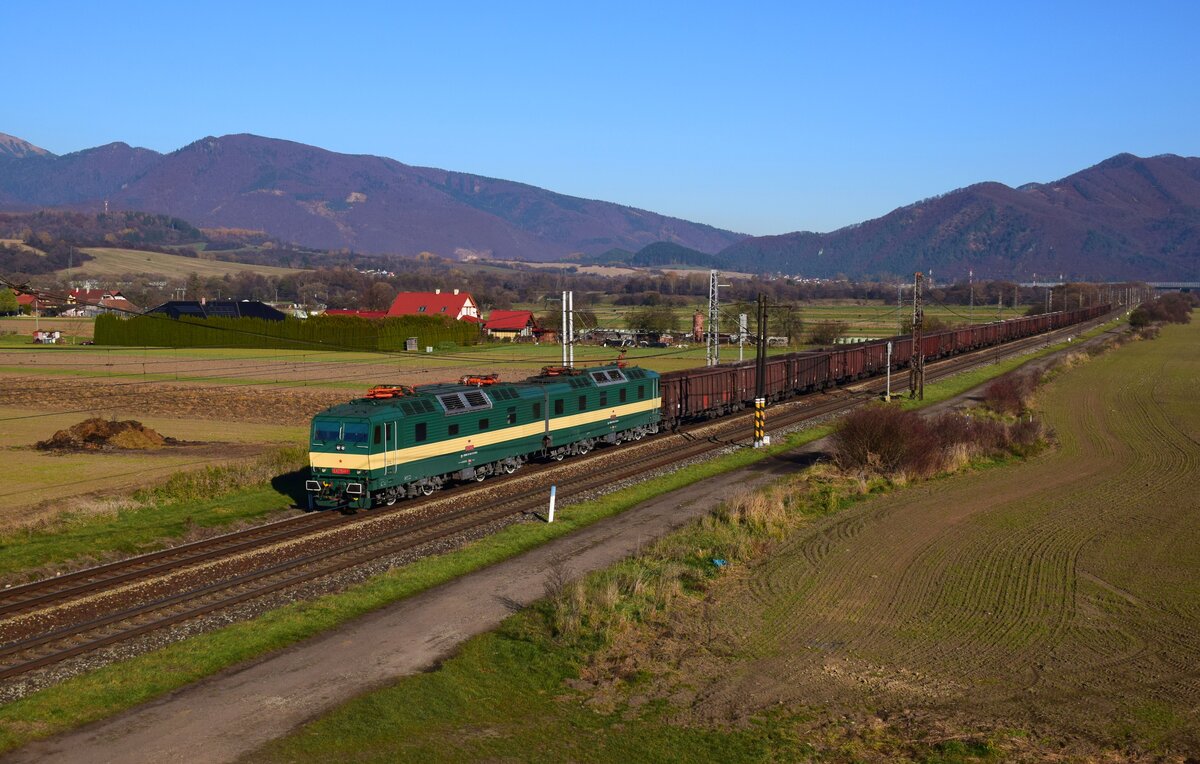 Die retrolackierte Doppellok E479 1002+1001 ist mit einem Güterzug in Richtung Žilina (Sillein) unterwegs bei Turany.
09.11.2024.