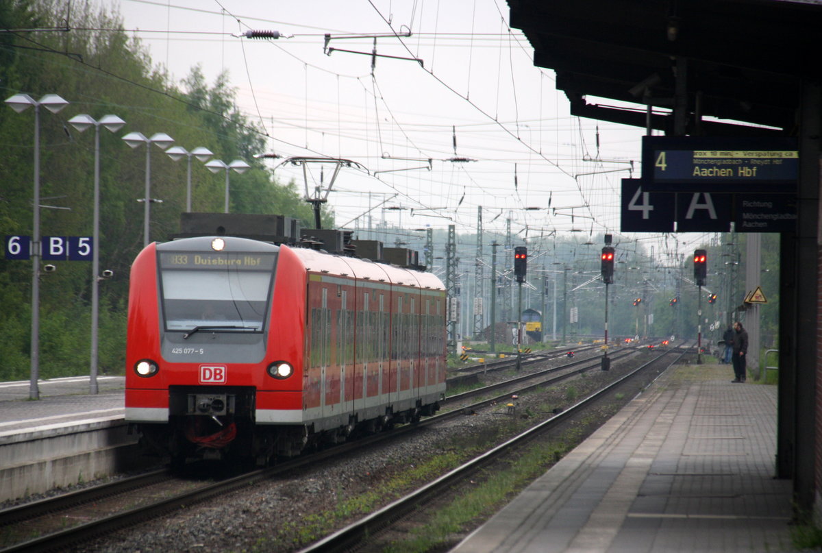 Die Rhein Niers Bahn RB33 aus Aachen-Hbf nach Duisburg-Hbf  und kommt aus Richtung Aachen-Hbf,Aachen-Schanz,Aachen-West,Laurensberg,Richterich,Kohlscheid,Herzogenrath,Palenberg,Zweibrüggen,Frelenberg,Geilenkirchen,Süggerath,Lindern,Brachelen,Hückelhoven-Baal,Baal,Erkelenz,Herrath,Beckrath,Wickrath,Rheydt-Hbf,Mönchengladbach-Hbf,  und fährt in Viersen ein und hilt in Viersen und fährt dann weiter in Richtung Anrath,Forsthaus,Krefeld-Hbf,Krefeld-Oppum,Krefeld-Linn,,Krefeld-Uerdingen,Krefeld-Hohenbudberg-Chempark,Duisburg-Rheinhausen,Duisburg-Rheinhausen-Ost,Duisburg-Hochfeld-Süd,Duisburg-Hbf. 
Aufgenommen vom Bahnsteig 4 von Viersen. 
Bei Wolken am Abend vom 5.5.2017. 