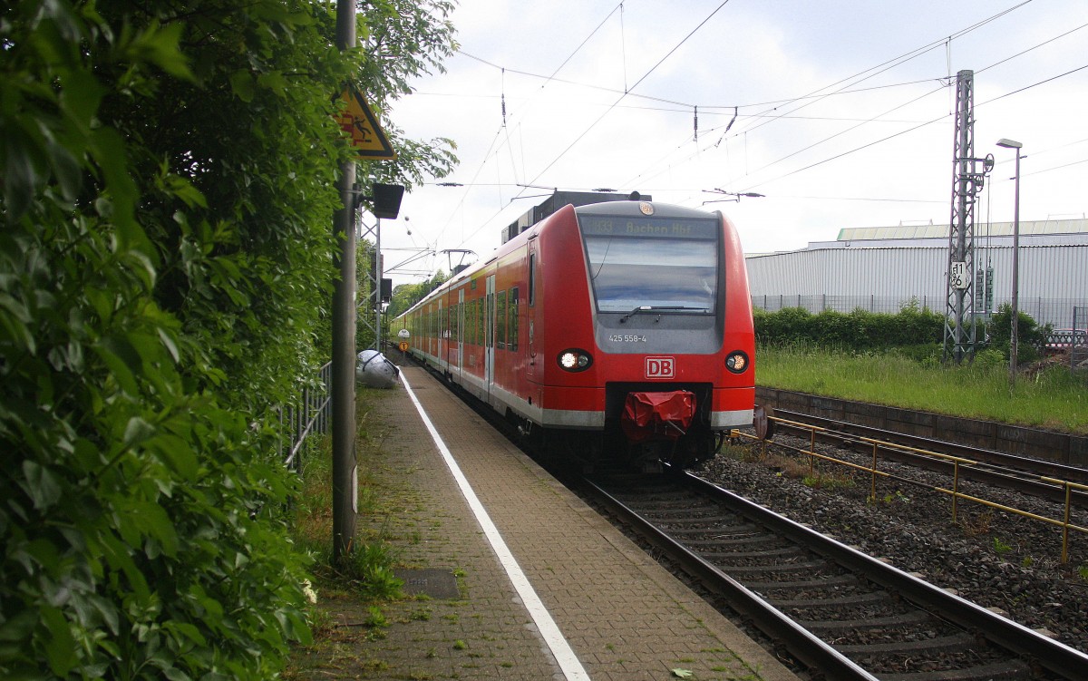 Die Rhein Niers Bahn (RB33) kommt die Kohlscheider-Rampe hoch aus Duisburg-Hbf nach Aachen-Hbf und hält in Kohlscheid und fährt in Richtung Richterich,Laurensberg,Aachen-West. 
Am einem schönem Frühlingsmorgen vom 20.5.2015.