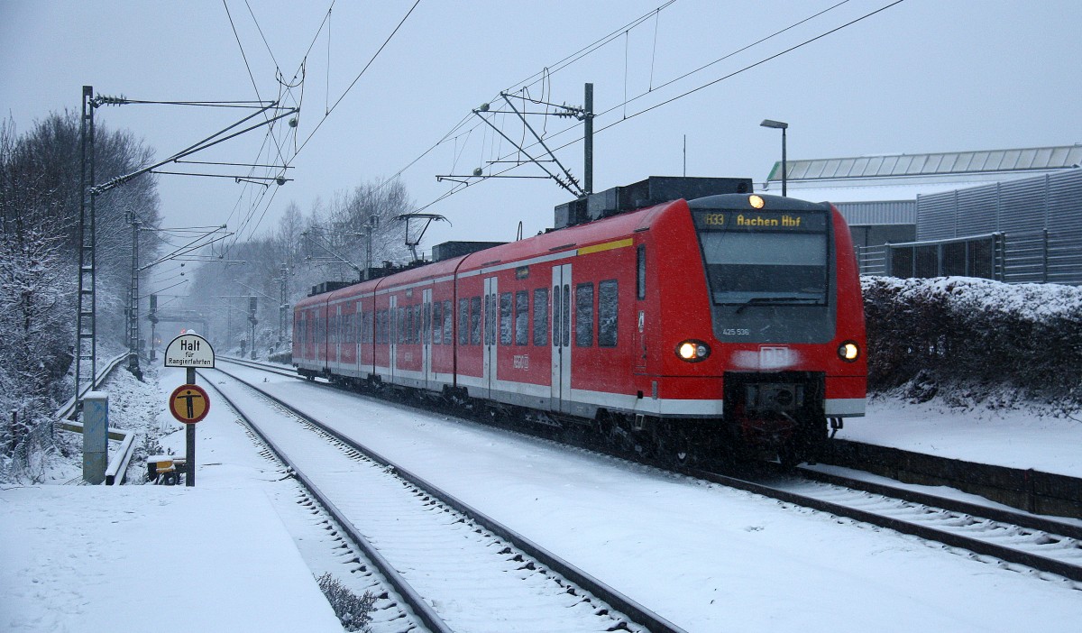 Die Rhein Niers Bahn (RB33) aus Mönchengladbach-Hbf nach Aachen-Hbf kommt die Kohlscheider-Rampe auf dem falschen Gleis hoch aus Richtung Mönchengladbach,Herzogenrath und fährt durch Kohlscheid in Richtung Richterich,Laurensberg,Aachen-West,Aachen-Schanz,Aachen-Hbf.
Aufgenommen von Bahnsteig 2 in Kohlscheid. 
Bei dichtem Schneefall am Kalten Morgen vom 15.2.2016.