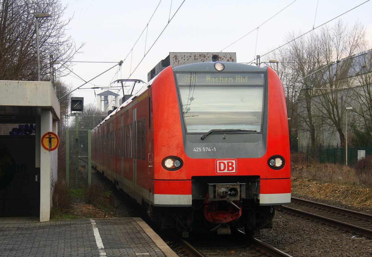 Die Rhein Niers Bahn (RB33) aus Mönchengladbach-Hbf nach Aachen-Hbf  und kommt aus Richtung Rheydt,Wickrath,Beckrath,Herrath,Erkelenz,Baal,Hückelhoven-Baal,Brachelen,Lindern,Süggerrath und fährt in Geilenkirchen ein und fährt dann weiter in Richtung Frelenberg,Zweibrüggen,Übach-Palenberg,Rimburg,Finkenrath,Hofstadt,Herzogenrath, Kohlscheid,Richterich,Laurensberg,Aachen-West,Aachen-Schanz,Aachen-Hbf. 
Aufgenommen vom Bahnsteig 1 in Geilenkirchen. 
Bei Sonne und Schneeregenwolken am Kalten Nachmittag vom 6.3.2016. 