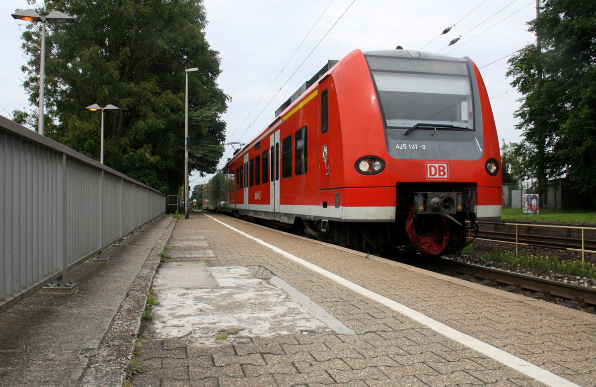 Die Rhein Niers Bahn (RB33) kommt die Kohlscheider-Rampe hoch aus Duisburg-Hbf,Heinsberg-Rheinand nach Aachen-Hbf und hält in Kohlscheid und fährt in Richtung Richterich,Laurensberg,Aachen-West,Aachen-Schanz,Aachen-Hbf. Aufgenommen von Bahnsteig 2 in Kohlscheid. 
Bei Sonnenschein am Nachmittag vom 19.8.2016.