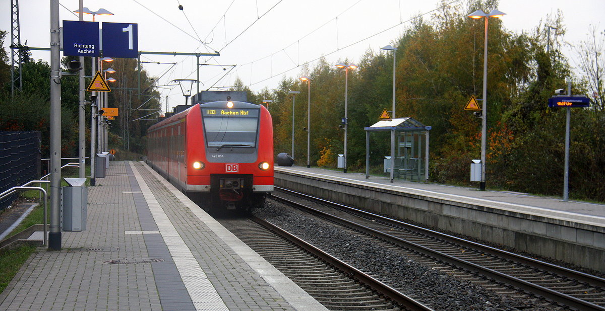 Die Rhein Niers Bahn (RB33) kommt aus Duisburg-Hbf nach Aachen-Hbf und kommt aus Richtung Mönchengladbach-Hbf,Rheydt-Hbf,Wickrath,Beckrath,Herrath und hält in Erkelenz und fährt dann weiter in Richtung Baal,Hückelhoven-Baal,Brachelen,Lindern,Süggerrath,Geilenkirchen,Frelenberg,Zweibrüggen,Übach-Palenberg,Rimburg,Finkenrath,Hofstadt,Herzogenrath, Kohlscheid,Richterich,Laurensberg,Aachen-West,Aachen-Schanz,Aachen-Hbf. Aufgenommen vom Bahnsteig 1 in Erkelenz.
Am Nachmittag vom 6.11.2016.