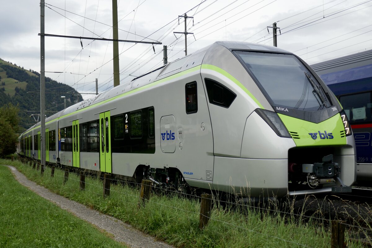 Die S-Bahn MIKA RABe 528 206 (Übernahme am 6.10.23) am 18.9.23 bei Frutigen abgestellt.