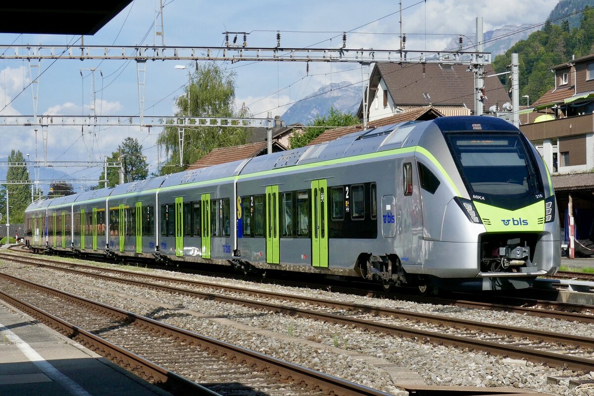 Die S-Bahn MIKA RABe 528 216 der BLS als RE9 nach Spiez, der am 9.8.24 in den ehemaligen Bahnhof Leissigen einfährt.