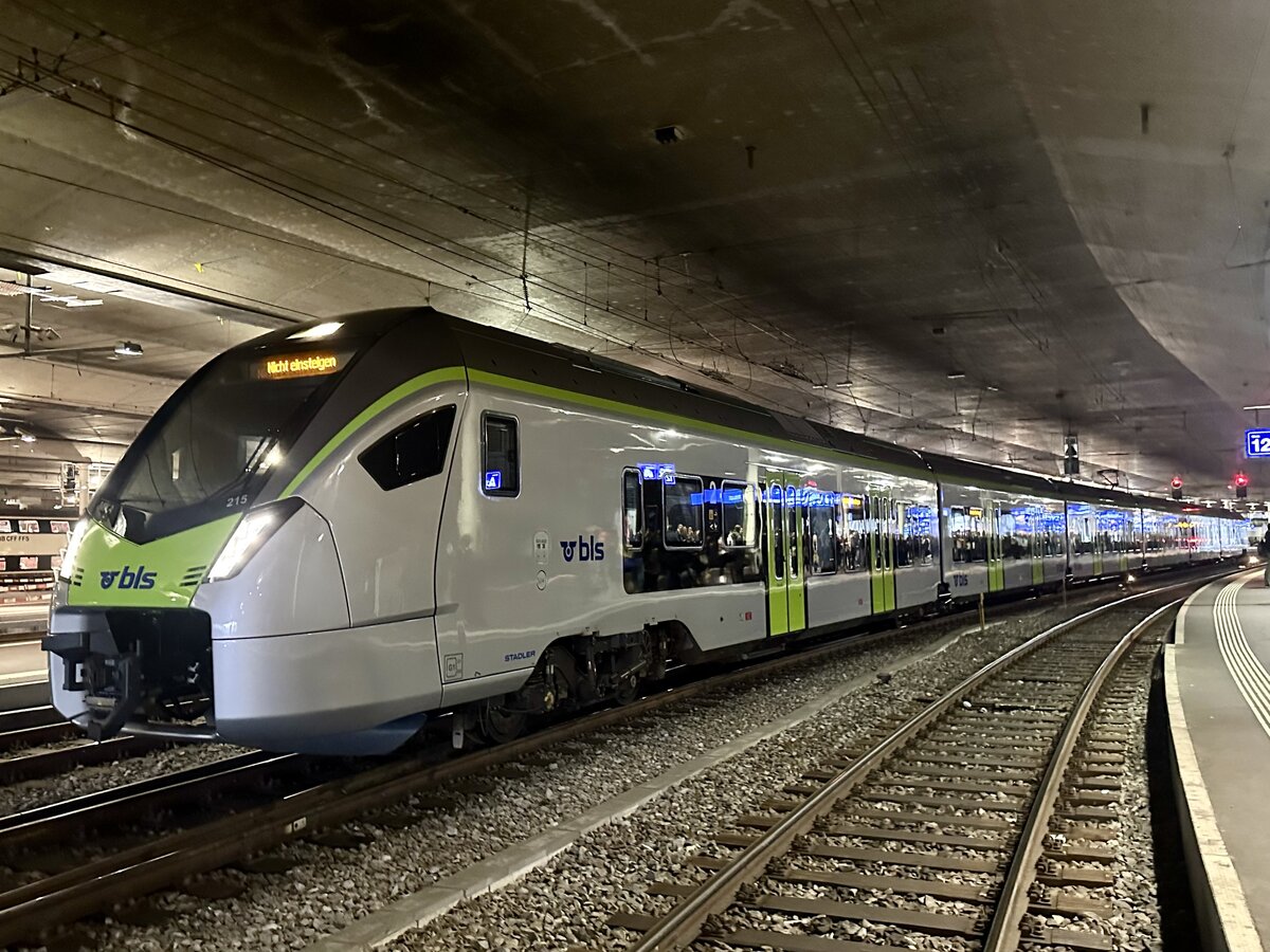 Die S-Bahn MIKA RABe 528 215 (Übernahme 14.06.24) der BLS die am 19.8.24 auf dem Perronlosen Gleis 11 des Bahnhof Bern steht.