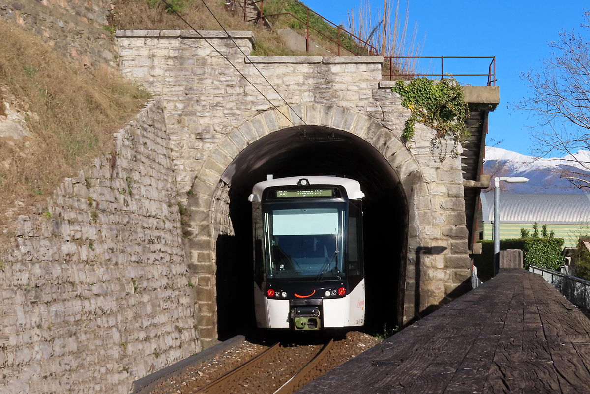 Die S60 von Lugano nach Ponte Tresa befährt einen kurzen Tunnel zwischen Agno und Magliaso. 10.1.2023