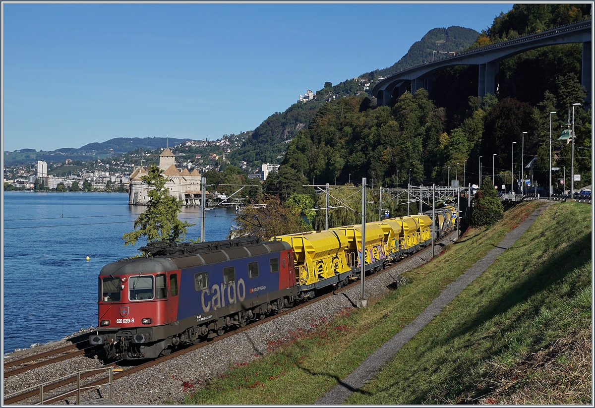Die SBB Cargo Re 620 039-8 ist vor der Kulisse des Château de Chillon bei Villeneuve mit einem Güterzug unterwegs.

11. Okt. 2019