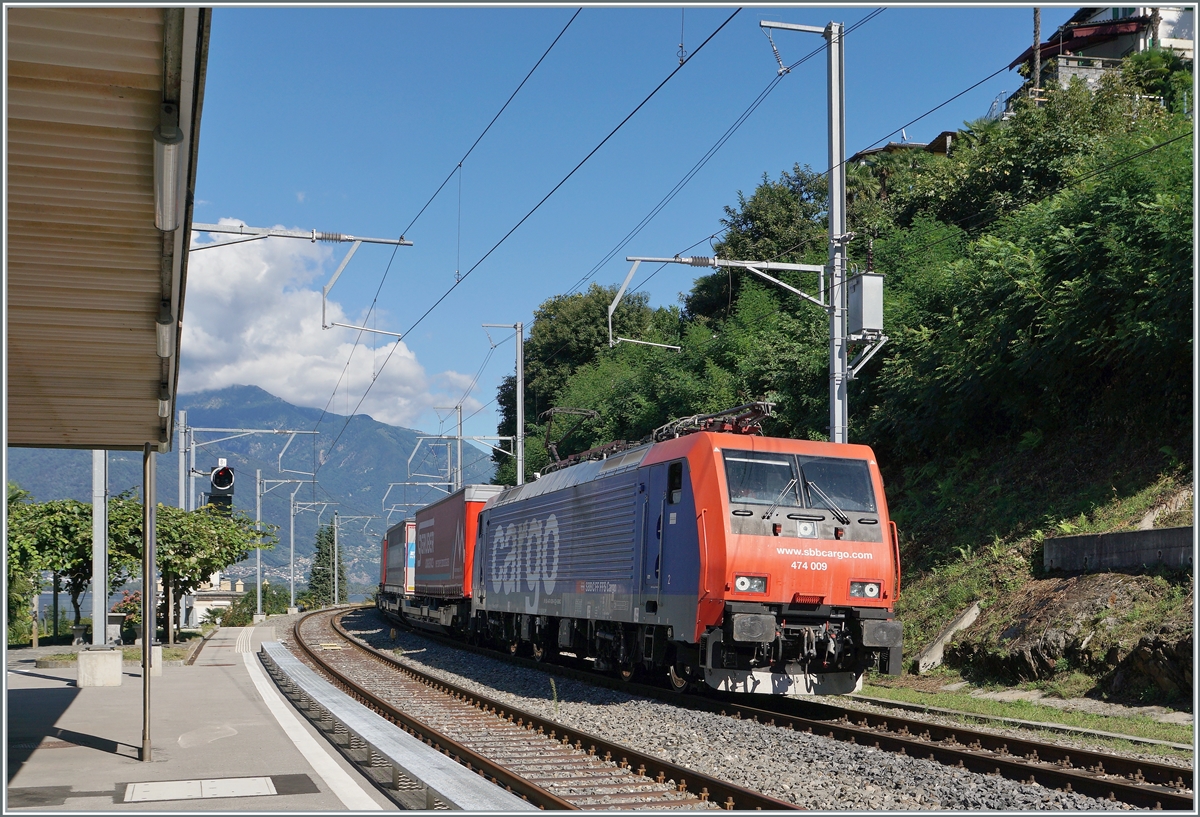 Die SBB Re 474 009 fährt mit einem Güterzug in Richtung Luino durch den Bahnhof von San Nazzaro. 

21. Sept. 2021