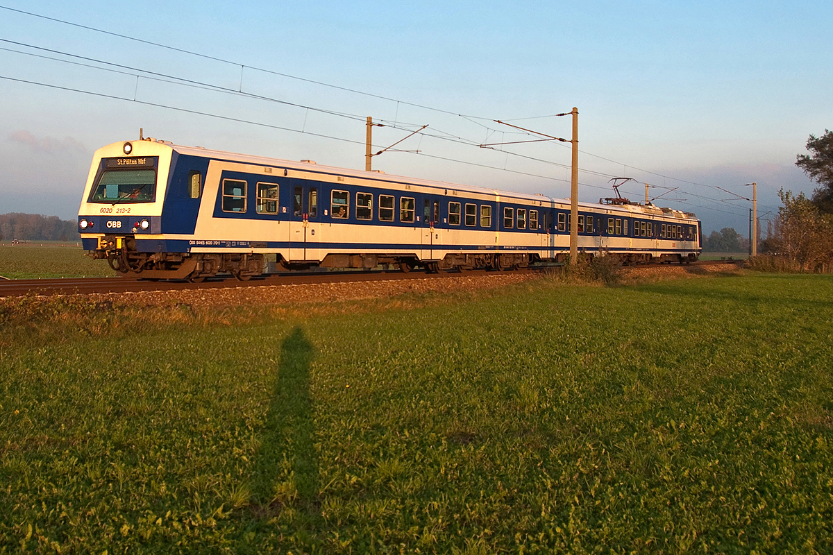 Die Schatten werden immer länger, als dieser S-Bahnzug in Richtung St. Pölten Hbf. unterwegs ist. Die Aufnahme entstand kurz vor Muckendorf-Wipfing, am 28.10.2014.