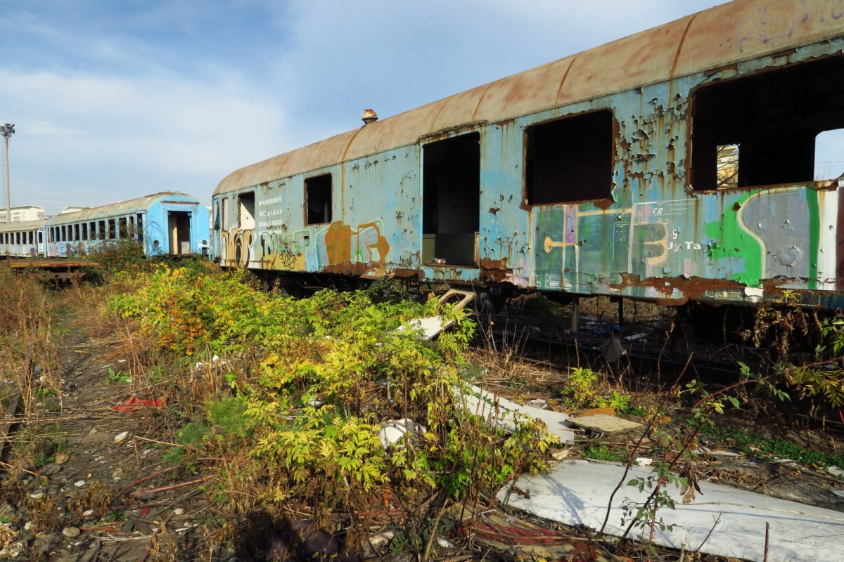 Die Schrottecke nahe des Bahnhofs Gara du Nord in Bukarest. Am 20.11.2015 gammeln einige Personenwagen am Abstellgleis zwischen Unkraut und Gebüsch. Vandalismus und Graffiti wie überall auf der Welt.