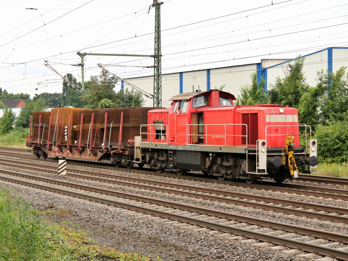 Die Seelzer 294 955-0 (NVR: 91 80 6294 955-0 D-DB) am 04.08.2016 mit einem Wagen voll Stahlmatten bei Porta Westfalica...
<P>Weitere Bilder zum Thema Bahnfotografie gibt es auf meiner Site unter:<br> 
<a href= http://www.ralf-bueker.de/Ralf's Eisenbahnbilder.htm target= _blank >Ralf's Eisenbahnbilder