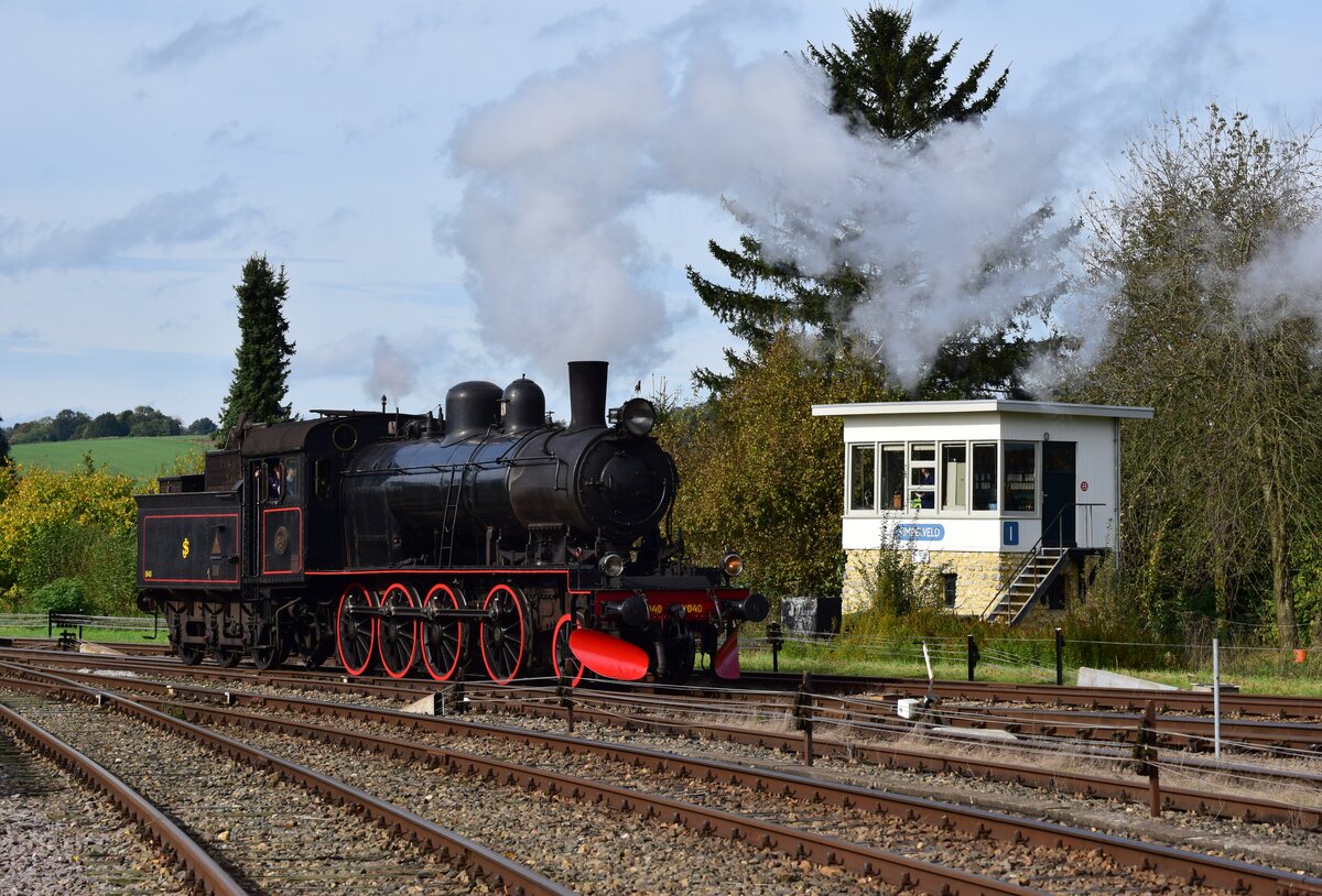 Die SJ E² 1040 rangiert in Simpelveld ins Betriebswerk um dort Wasser zu fassen. Im Hintergrund sieht man das Stellwerk 1 von Simpelveld. Die SJ E² 1040 wurde 1910 von Nydqvist & Holm in Schweden gebaut. 1998 wurde sie nach Simpelveld geholt.

Simpelveld 20.1.2024