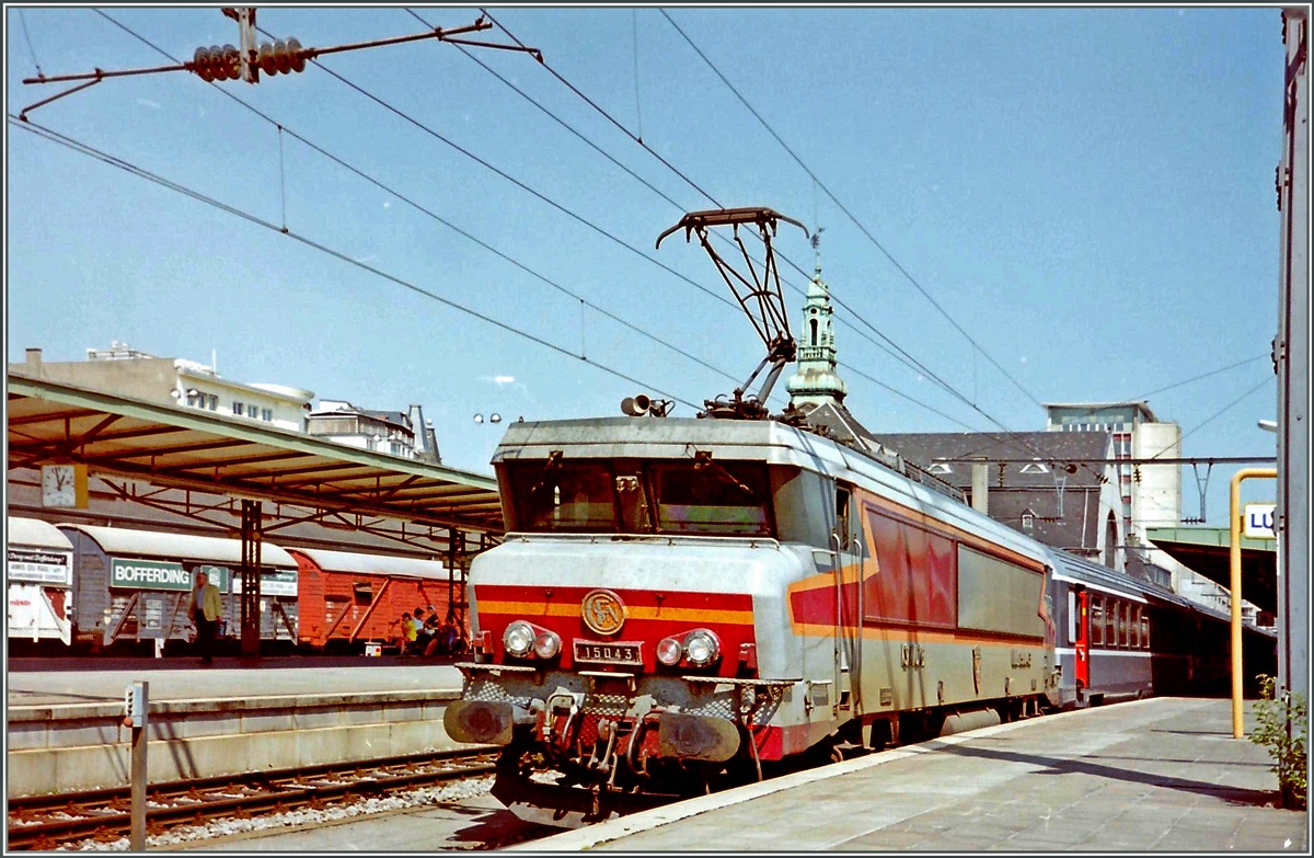 Die SNCF BB 15043 wartet mit einem IC nach Paris in Luxembourg auf die Abfahrt. 
Analoges Bild vom 28. Mai 1998