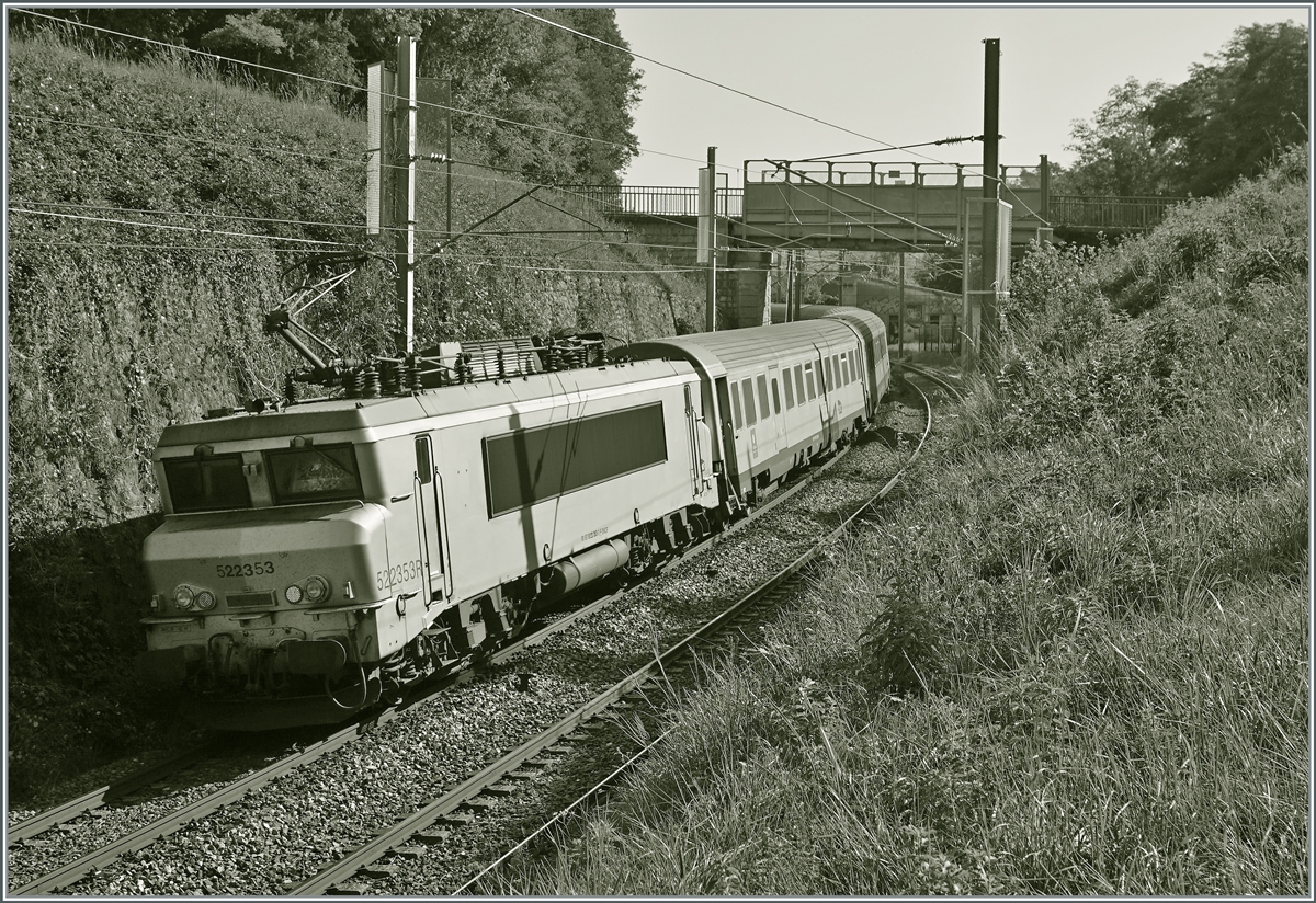 Die SNCF BB 22353 ist mit ihrem TER von Lyon nach Genève zwischen Pogny-Chancy und La Plaine  unterwegs und erreicht in Kürze die Landesgrenze. 

6. September 2021