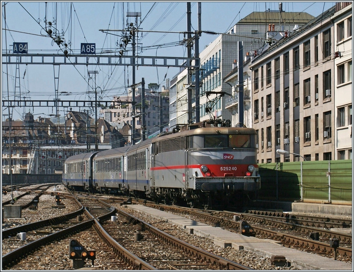 Die SNCF BB 25 240 verlässt Genève mit einem TER nach Lyon. 

1. Mai 2009