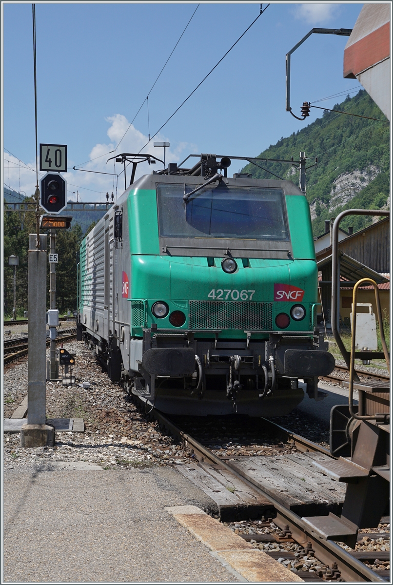 Die SNCF BB 27067 bzw. BB 427067 (UIC 91 87 0027 067-4 F-SNCF hat den Getreidezug nach Italien nachgeschoben und verlässt ihn nun in Vallorbe ohne fremde Hilfe, da die Rangierfahrstrasse auf die SNCF Fahrleitungsspannung umgeschaltet wurde. An der Spitze des Zugs wird in der Zwischenzeit die BB 26068 von der SBB Re 6/6 11688 manövriert und in den 50 Hz Bereich zurück gestossen.

16. Juni 2022 