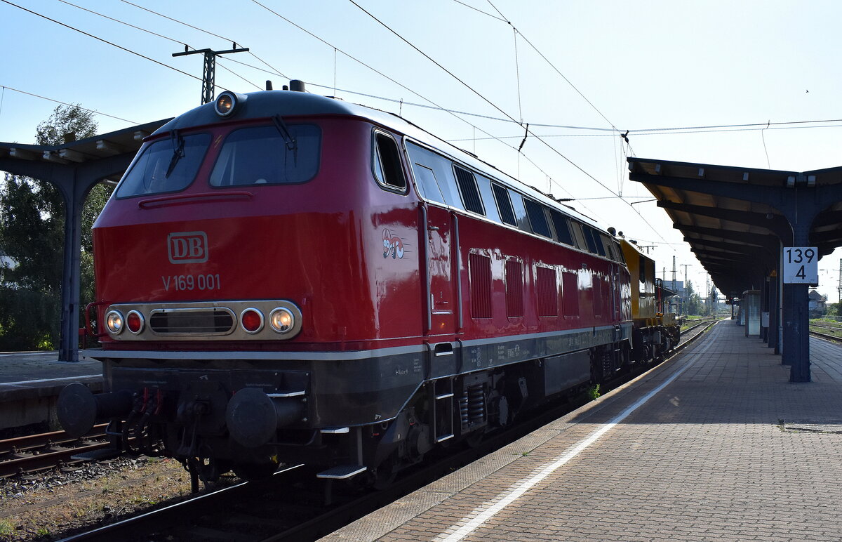 Die  V 169 001  (NVR:  92 80 1219 001-5 D-LR ) ist der Prototyp für Diesellokomotiven mit einer Gasturbine als Zusatzantrieb. Die Lok wurde 1965 aus der Baureihe V 160 entwickelt. Von der Baureihe V 169 hat die Deutsche Bundesbahn nur eine Lokomotive beschafft. Eigentümer: LokRapid ob sie tageweise vermietet oder angemietet wird ist mit nicht bekannt hier jedenfalls mit einem wohl ganz neuen  GBM GAF 200 R Gleisarbeitsfahrzeug für die DB Netz Instandhaltung am Haken (Nummer leider nicht notiert) am 05.09.24 Durchfahrt Bahnhof Magdeburg-Neustadt.