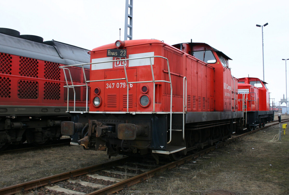 Die verkehrsrote 347 079 mit der Seitenaufschrift  DB Cargo  am 17.03.2006 in Mukran.