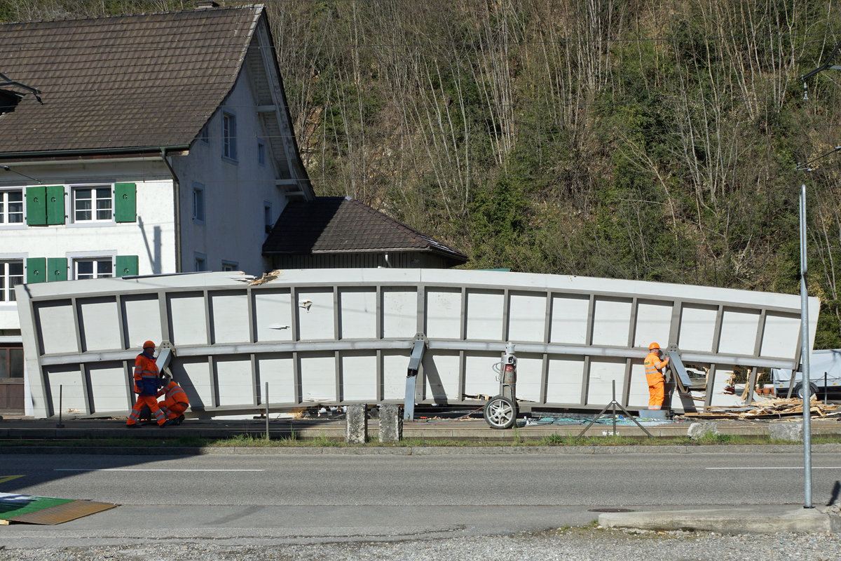 Die Waldenburgerbahn während dem grössten Umbruch ihrer erfolgreichen Geschichte.
Wenige Tage vor der Einstellung des Schmalspurbetriebes sowie am ersten Tag danach.
Am frühen Morgen des 6. April 2021 war die Kreuzungsstation im Dorfkern von Hölstein nicht mehr erkennbar. Sie wurde am langjährigen Standort verschrottet.
Foto: Walter Ruetsch 