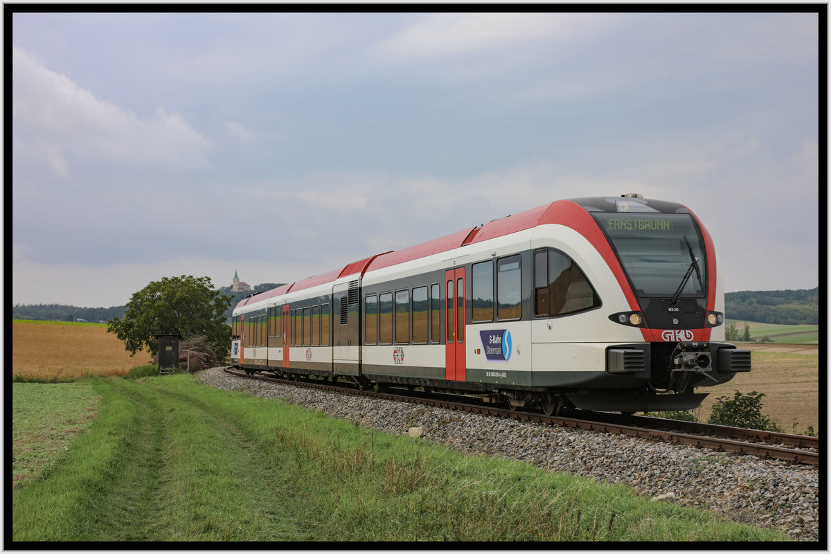  Die Wallfahrtskirche-zur-heiligen-dreifaltigkeit
 thront über den Feldern des Weinviertels. Um für die  Regiobahn  zu werben befährt ein GTW 2/8 der GKB die Strecke nach Ernstbrunn. 
15.09.2018
