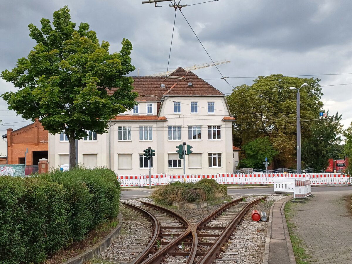 Die Wendeschleife an der Haltestelle Grubenstrae in Erfurt am 31.08.2023. Rechts gehts zum Zoopark, links Richtung Anger.