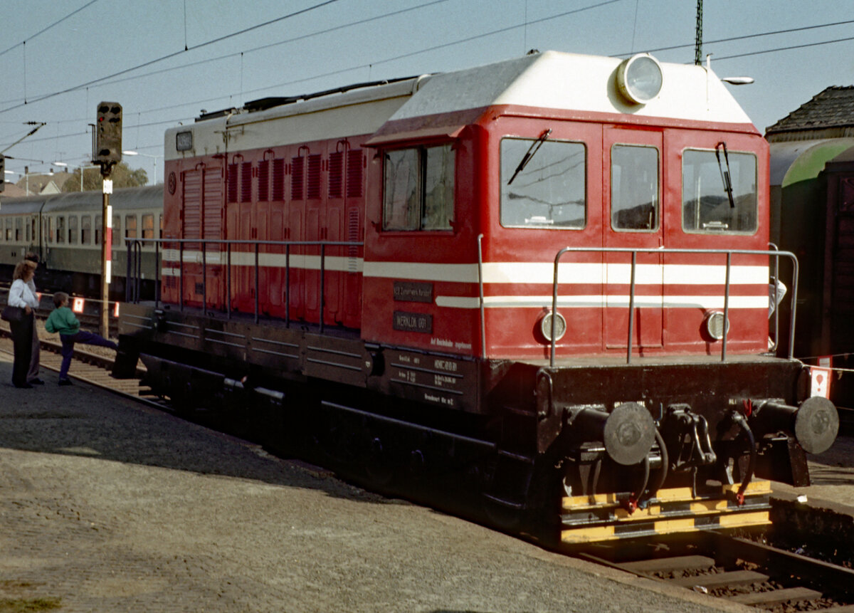 Die Werklok 001 der VEB Zementwerke Karsdorf alias TSD T 435 0554 am 21.05.1989 im Hbf. Leipzig.