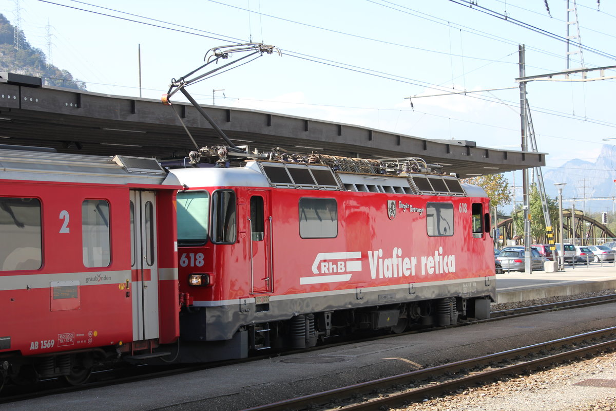 Die wie neu glänzende Ge 4/4 II 618 mit großem RhB-Logo in Landquart am 15.09.2018 vor einem Zug in Richtung Klosters.