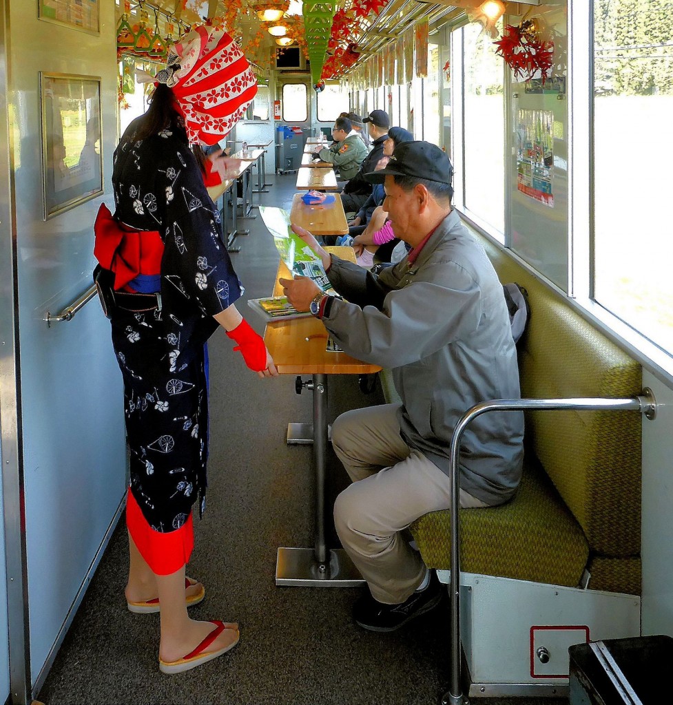 Die Yuri Kôgen-Bahn: Auch die Erwachsenen werden von der Zugbegleiterin betreut. Vor allem bespricht man dann zusammen die Attraktionen der Gegend. 2.November 2013. 