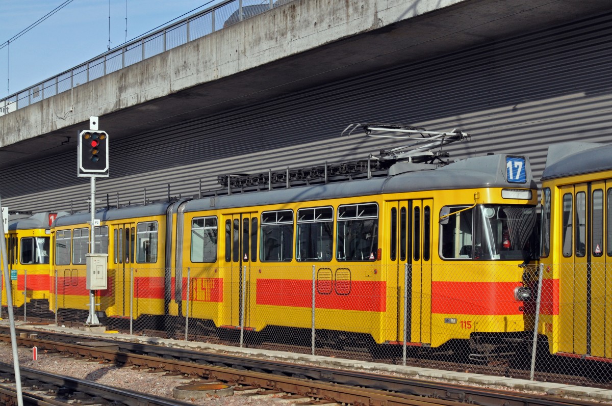 Die Zeit der Be 4/6 101 - 115 der BLT ist abgelaufen. beim Depot Ruchfeld stehen diverse Wagen, die ab dem 04.01.2015 auf Eisenbahnwagen verladen werden und in die Serbische Hauptstadt Belgrad gefahren werden. Hier sehen wir den Be 4/6 115, der vor kurzem noch in Rodersdorf auf einem Abstellgleis gestanden hat. Die Aufnahme stammt vom 01.01.2015.