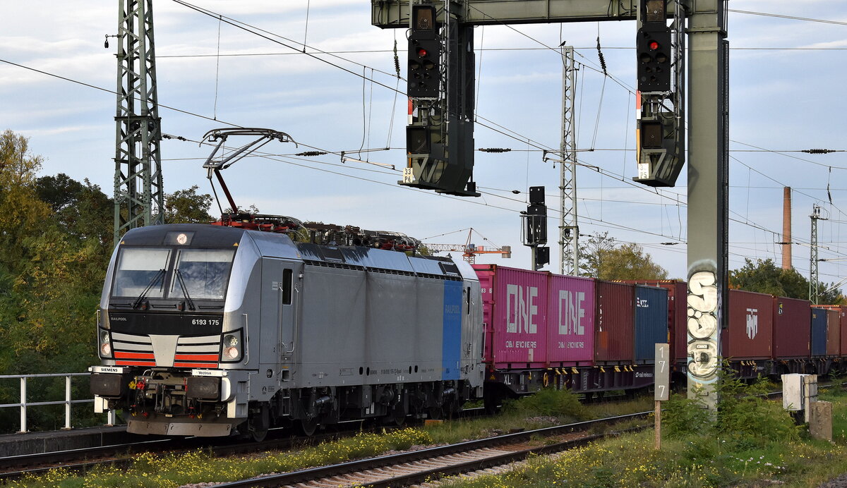 Die ziemlich neue Railpool Vectron  6193 175  [NVR-Nummer: 91 80 6193 175-7 D-Rpool], aktueller Mieter? mit einem Containerzug am 17.10.24 Höhe Bahnhof Magdeburg Neustadt.