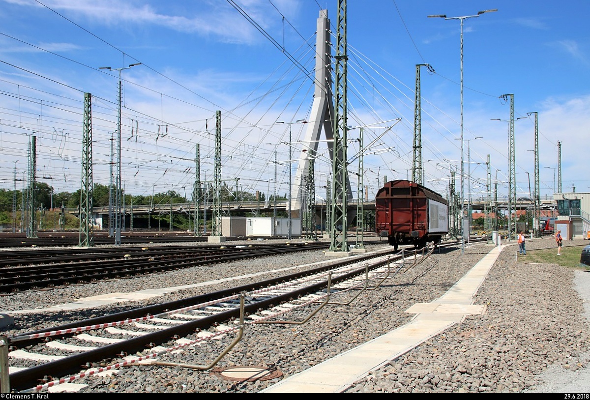 Die Zugbildungsanlage (ZBA) Halle (Saale) wurde im Rahmen des Verkehrsprojekts Deutsche Einheit Nr. 8 (VDE 8) nach fast fünf Jahren Bauzeit auf dem Gebiet des alten Rangierbahnhofs feierlich eingeweiht. Alle Interessierten waren neben den Feierlichkeiten von der Deutschen Bahn dazu eingeladen, an einer Rundfahrt über die Anlage teilzunehmen.
Blick auf die ZBA Richtung Berliner Brücke.
Am 2.7. startete hier der Probebetrieb mit etwa 20 Zügen am Tag. Geplant ist, 2400 Wagen (ca. 60-70 Züge) pro Tag hier zu bearbeiten.
Weitere Informationen findet Ihr hier:
https://bahnblogstelle.net/2018/06/29/neue-zugbildungsanlage-in-halle-saale-geht-in-betrieb-2/
https://www.youtube.com/watch?v=MjjKnF1WnSQ
[29.6.2018 | 14:17 Uhr]