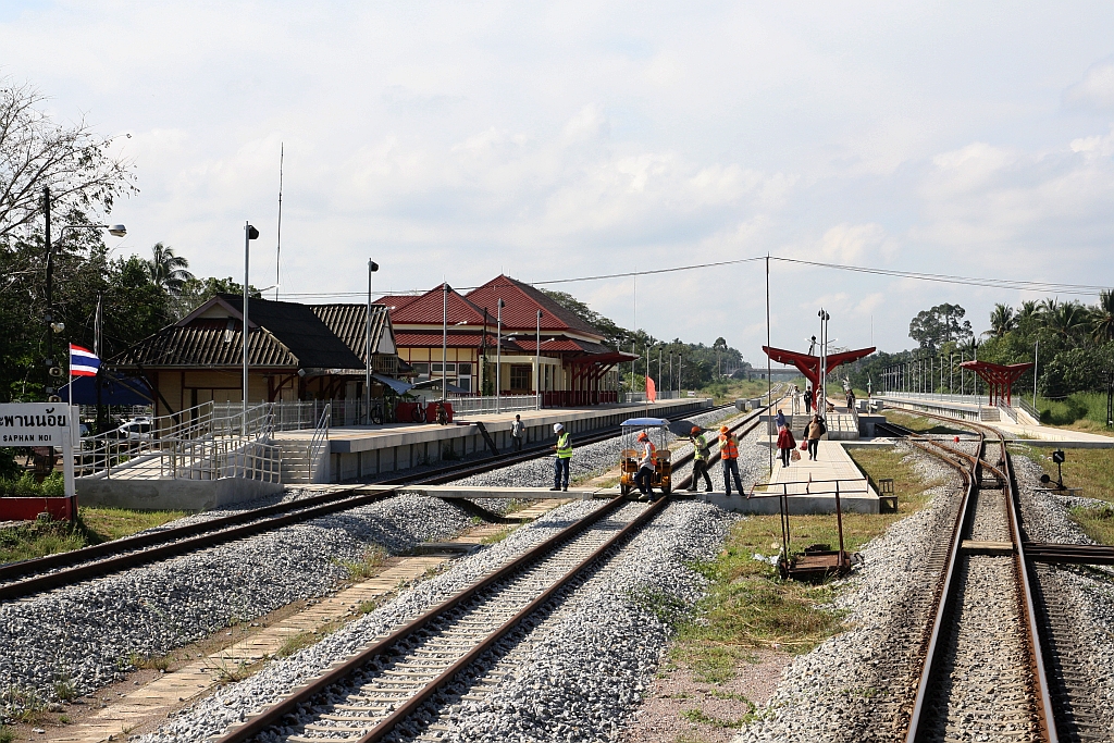 Die, im Zuge des 2 gleisigen Ausbaues der Southern Line, neu errichtete Bang Saphan Noi Station war am 08.Dezember 2023 schon in Verwendung.
