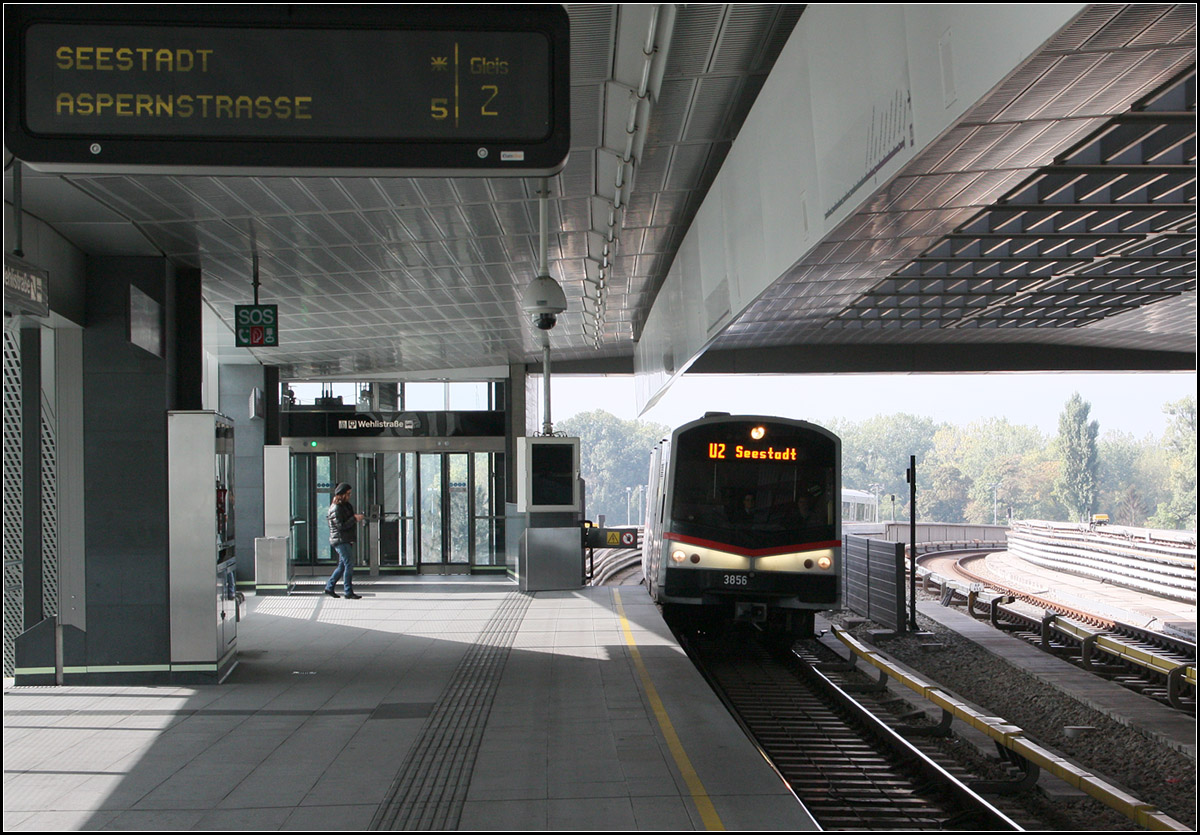 Die zwei Gesichter der Wiener U-Bahn -

Noch markanter als beim Vorgänger ist das Leuchtband der Front bei der zweiten Generation der Wiener U-Bahn-Züge. Insbesondere wenn sich die Front im Dunkeln oder Schatten befindet tritt das Leuchtband deutlich hervor. Beim Typ V, der seit 2000 produziert wird, beschreibt dieses Band passend zur Typ-Bezeichnung ein flaches V.

U-Bahnstation Donaumarina der U2, 07.10.2017 (M)