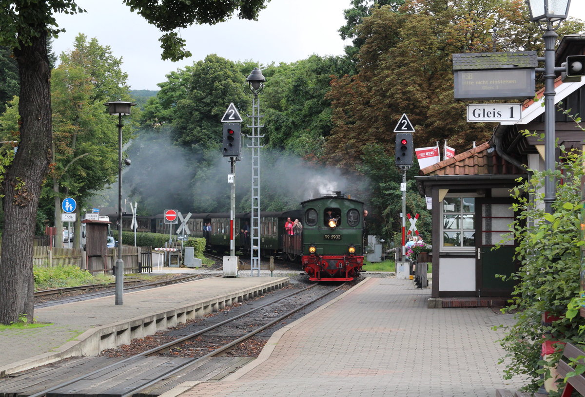 Die zwei Mallet 99 5901 und 02 erreichen mit ihrem Traditionszug P8992 (Brocken - Wernigerode) den Bahnhof Wernigerode Westerntor.

Wernigerode Westerntor, 05. August 2017