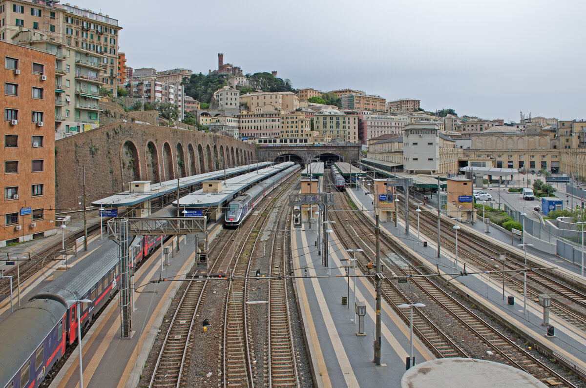 Dienstag den 09.04.2024 um 12:54 Uhr in Genua. Am Bahnhof Genova Piazza Principe ist immer was los. Koordinaten GMS (Grad, Minuten, Sekunden): N 44° 25’ 2.4’’ O 8° 55’ 4.5’’