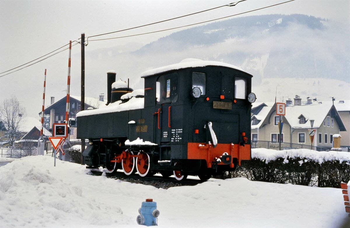 Diese Dampflok der Baureihe 298 (Nummer unbekannt) war bei der Bregenzerwaldbahn ziemlich verloren und allein im Schnee abgestellt (05.03.1984) 