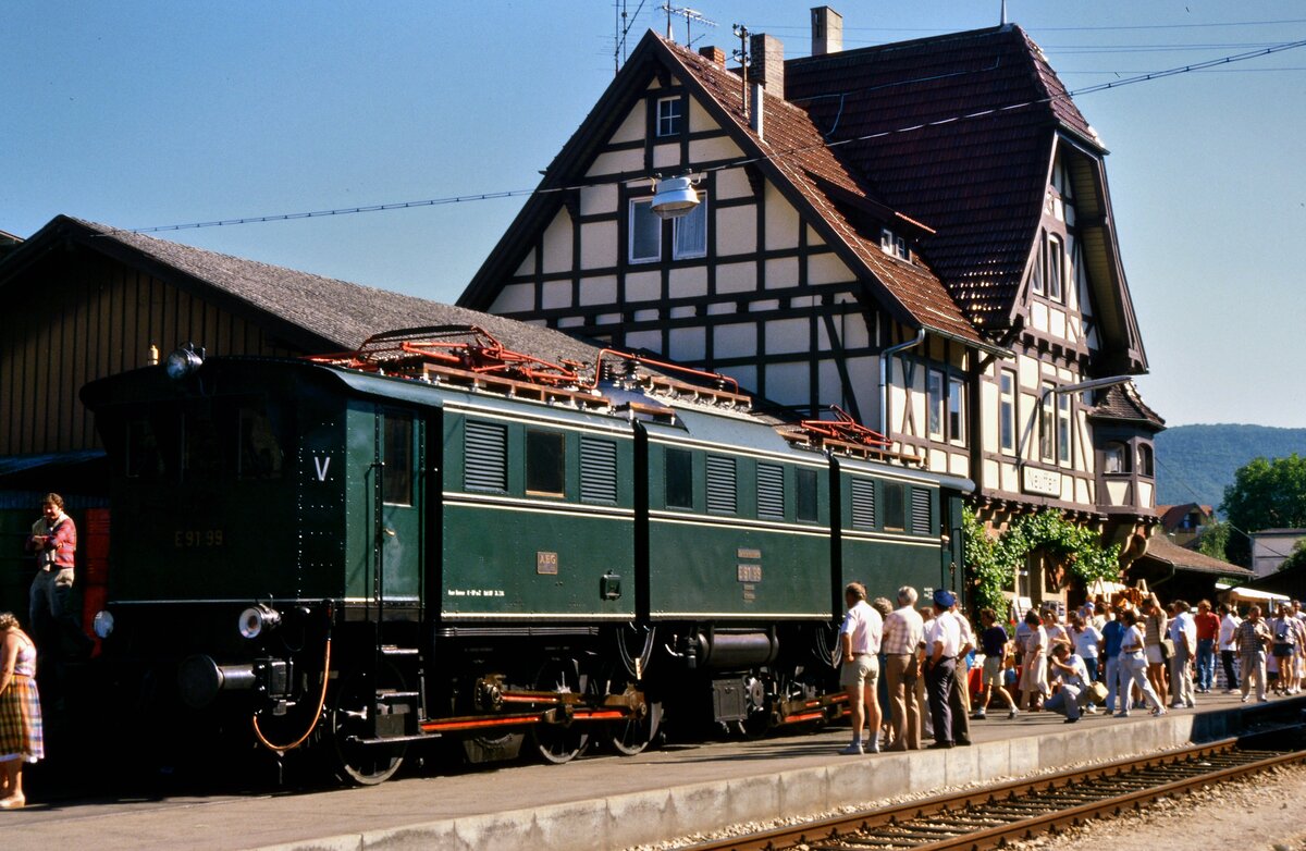 Diese Ellok war hier nie zuvor und auch nie wieder danach...Eine Altbauellok der Baureihe E 91 auf den Gleisen der Tälesbahn (WEG). Die Veranstalter müssen sehr fähig gewesen sein! 
Datum leider unbekannt