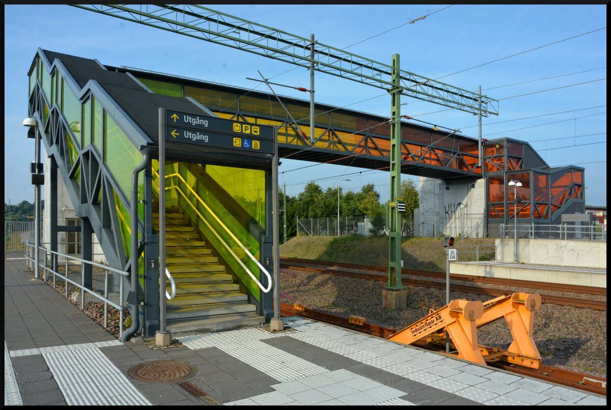 Diese farbenfrohe Fußgängerbrücke verbindet seit 2005 die beiden Bahnsteige im Bahnhof Förslöv.