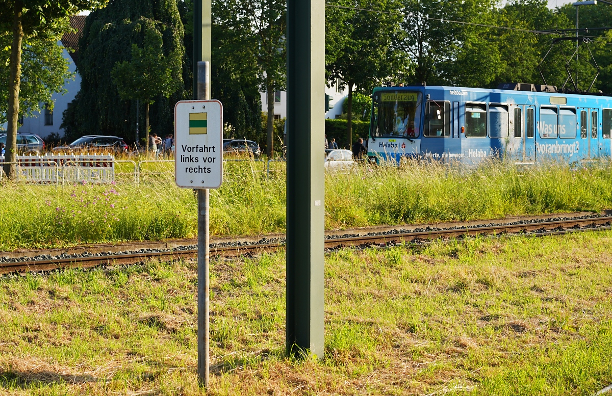Diese Tafel weist am Düsseldorfer Freiligrathplatz die Fahrer, die die dortige Wendeschleife befahren, auf die ungewöhnliche Vorfahrtsregelung hin (17.06.2024)