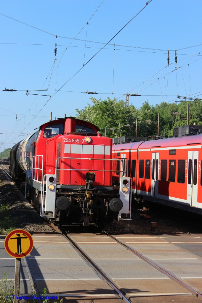 Diesellokomotive 294 955-0 mit einem Güterzug, bestehend aus zwei Waggons, begegnet am 7.Juni 2015 im Bahnhof Ehlershausen zwischen Celle und Lehrte der S6 der S-Bahn Hannover, die sich auf dem Weg nach Celle befindet. 