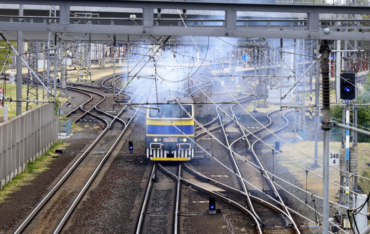 Dieselt davon, der Fahrweg ist dank des Teleobjetives  gut zu sehen, von ganz rechts nach ganz links rüber.752 603-1 dieselt davon. 26.04.2024 11:34 Uhr, von der Brücke aus aufgenommen.